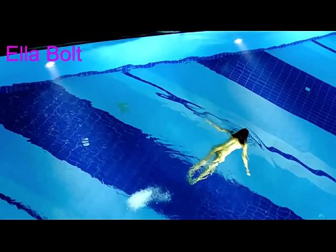 ❤️ Não consigo parar de ver, jovem loira apanhada a nadar nua na piscina da estância balnear ELLA BOLT ❌ Porno fb em nós ❌️